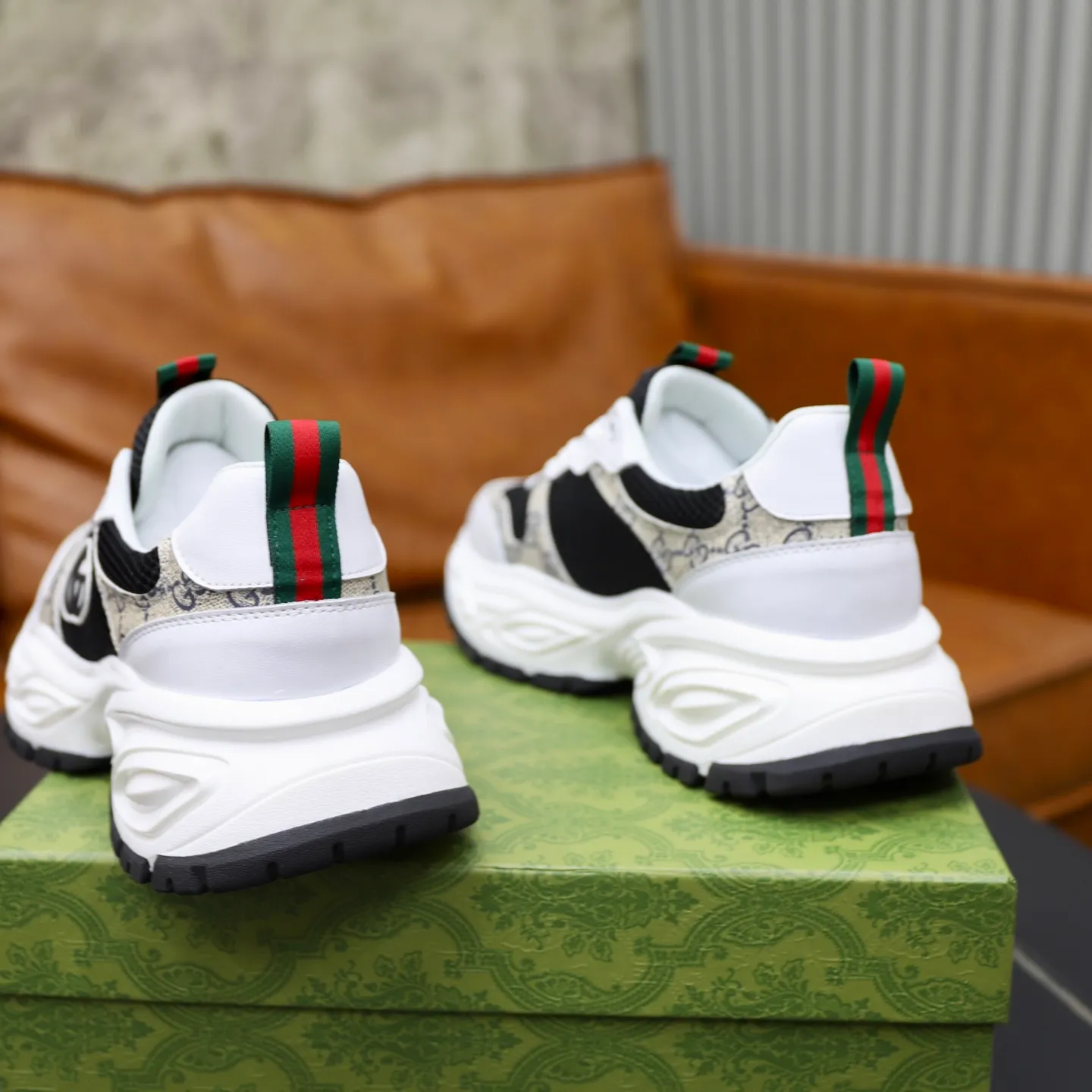 Ex-factory price: 462💰🙅‍♂️🙅‍♂️🙅‍♂️ Brand: Gucci GUCCi Standard code: 38-44 (45 customized) Grade: Same as the official website Material: Original material splicing Comfortable and breathable lining Lightweight and wear-resistant sports outsole Style category: Men's fashionable casual shoes Running sneakers Distinguished luxury brand elements Top luxury Color: actual picture color